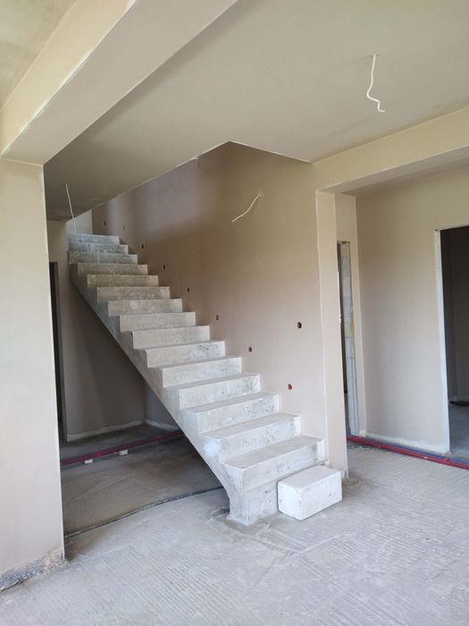 Tynki maszynowe gipsowe i  cementowo wapienne.