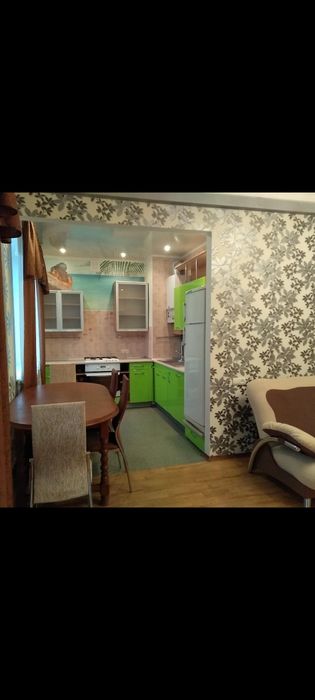 Деревянный стол в хорошем состоянии