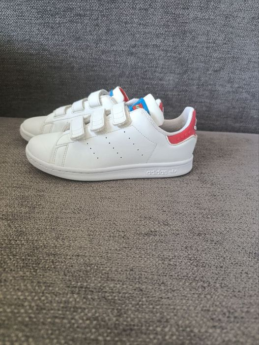 Кросівки adidas 33 розмір устілка 21 см 
Липучки тримають дуже добре 
Стан ідеальний!
устілка 20 см
підійде