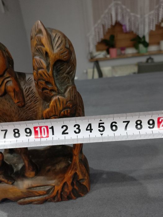 Stara,azjatycka rzeźba z twardego, ciężkiego drewna.