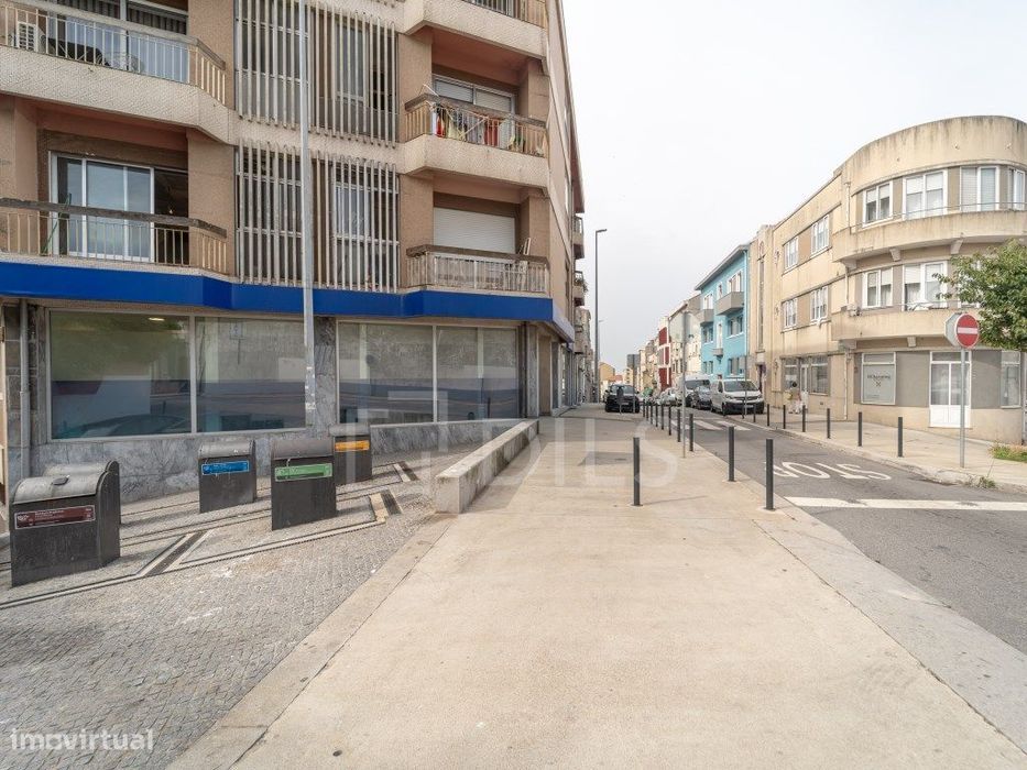 Espaço comercial para arrendar, na Rua Brito Capelo, Porto