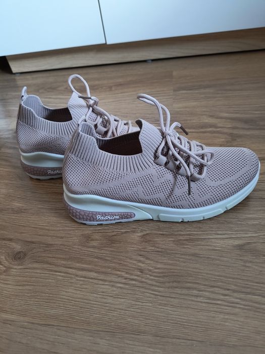 Buty damskie sportowe pudrowy róż lekka koturna nowe 37