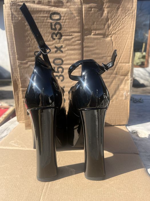 Взуття нове на стійкому високому каблуці