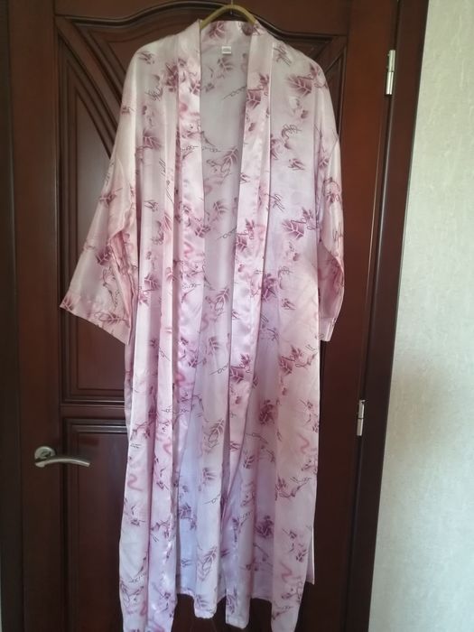 Халат длинный, большой.