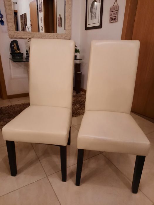 Cadeiras em napa bege