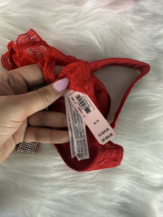 Czerwone koronkowe majtki stringi z kryształkami Victoria’s Secret S