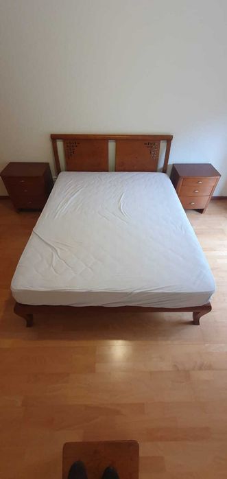 Cama de cerejeira e colchão como novo.
