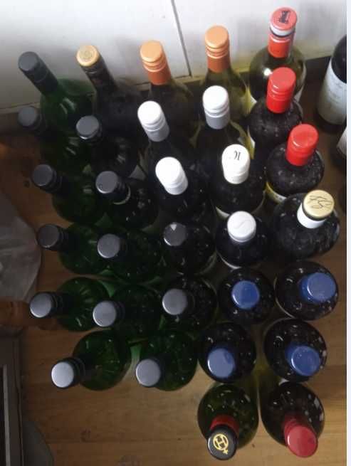 Продам бутылки из под вина 65шт тёмноеСтекло 0.7 такжеИзКоньякаИдругие