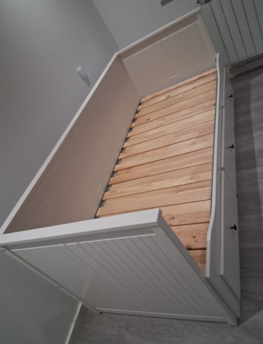 Cama individual/dupla ou sofá de cor branca