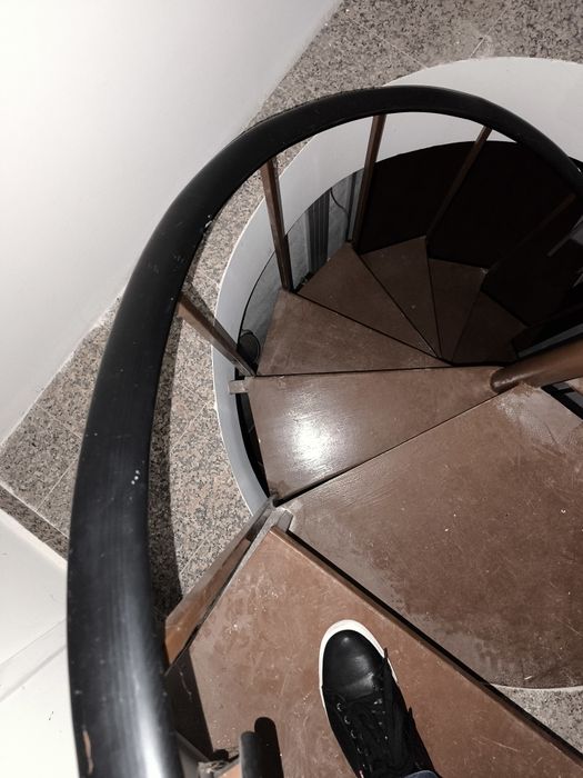Escada em caracol em ferro de 3,20m altura-desocupar já