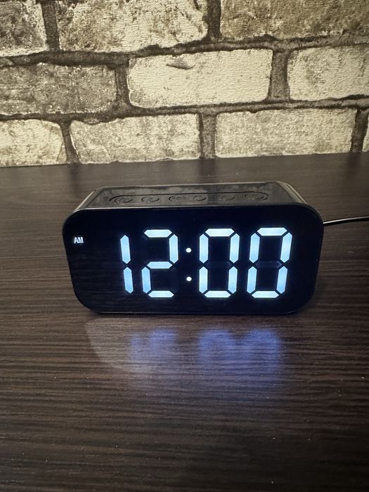 Електронний годинник настільний