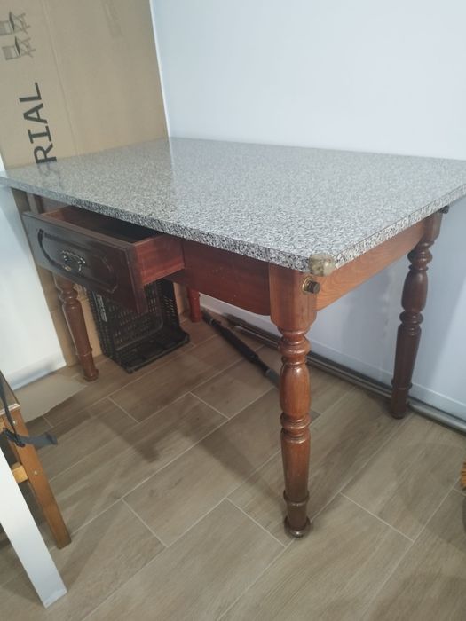 Mesa de Madeira com Tampo em Granito