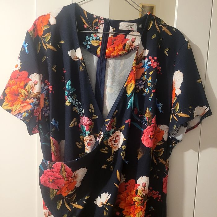 Sukienka elegancka granatowa w kwiaty r.50