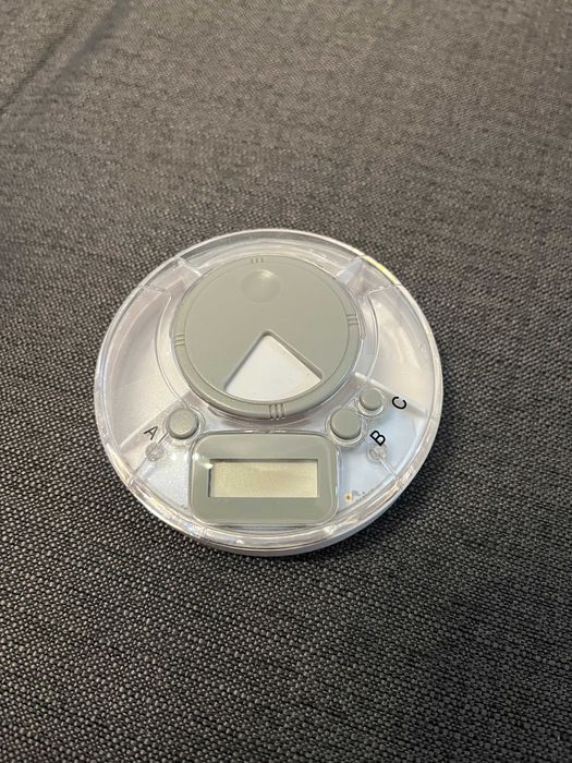 Pojemnik na tabletki z miernikiem czasu i alarmem dla seniorów