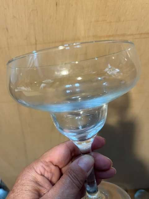copos de cocktail estilo margarita em vidro