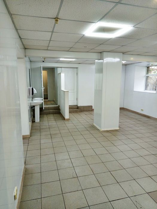 Комерційне приміщення на фасаді вул. Сталеварів, навпроти Критого ринк