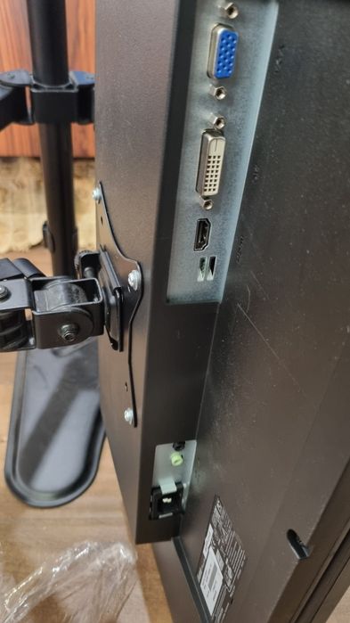 SALDO - 2ecran de computador com suporte incluido