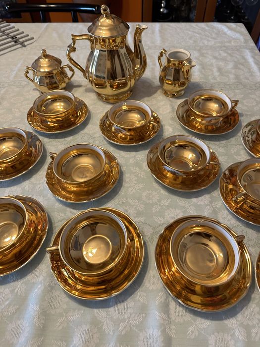 Magnífico Serviço de Chá Artibus Portugal – Porcelana Dourada e Cenas Galantes  15 Peças (Quinze)