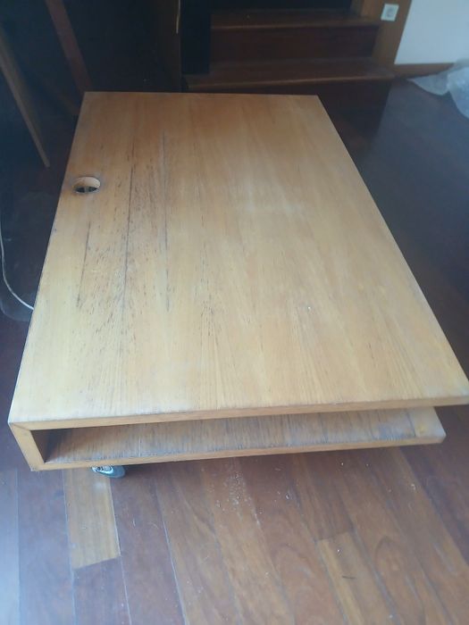 Mesa em madeira macica para televisao  com rodinhas mede  1.36 cop x 87 largu x34 altura
