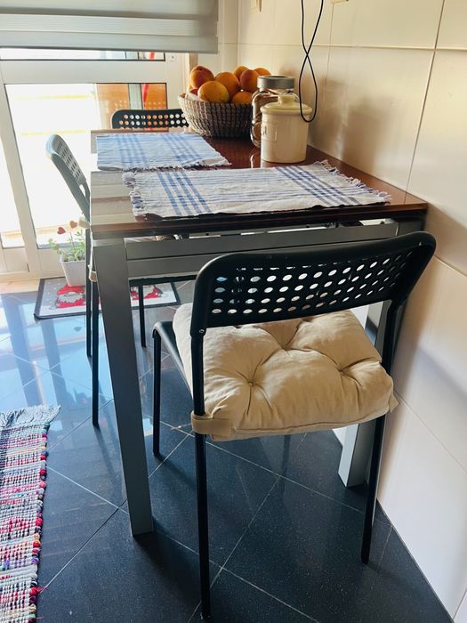 Mesa de cozinha e cadeiras
