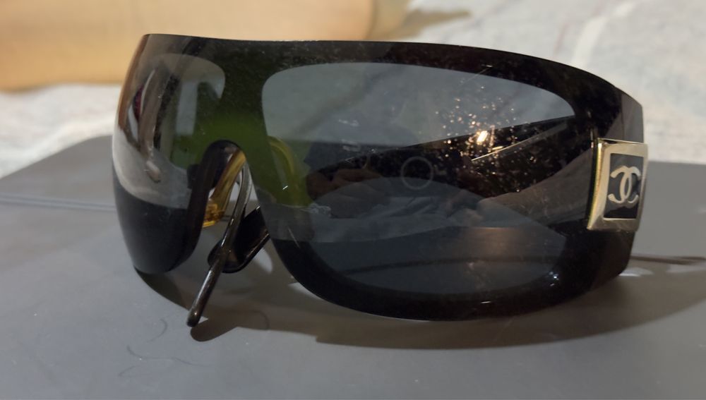 Oculos Channel verdadeiros com caixa em estado razoável pois dei pouco