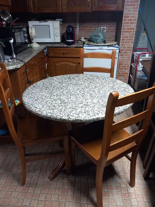 Mesa Granito Redonda e Cadeiras