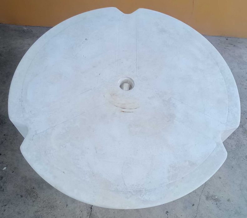 Mesa Redonda (70cm) + 4 Cadeiras de Plástico Branco (Jardim / Varanda)