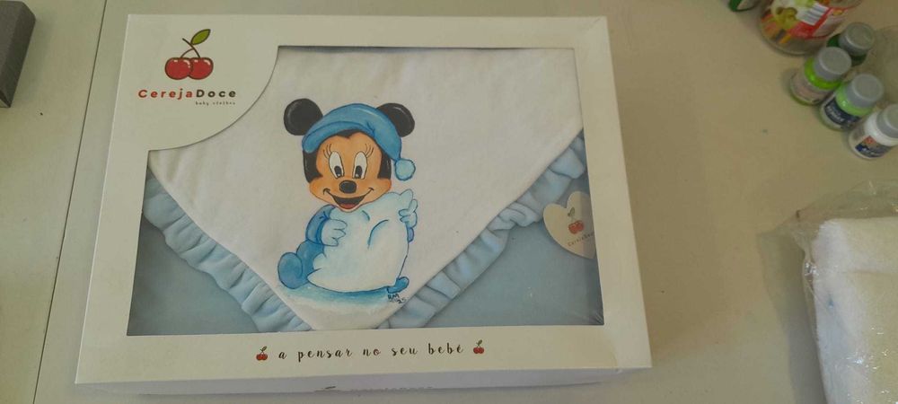 Manta de bebé azul, pintado á mão