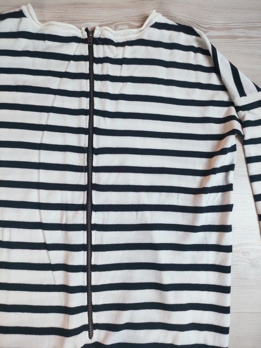 Sweter w paski biało - granatowe