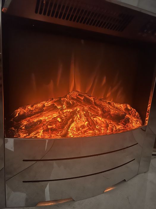 Kominek elektryczny z funkcją grzania