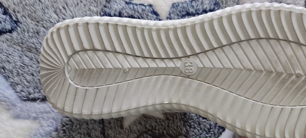 Кроссовки новые 38р