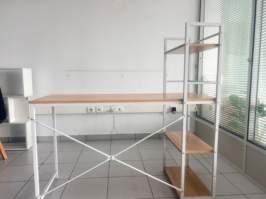 Secretária com estante