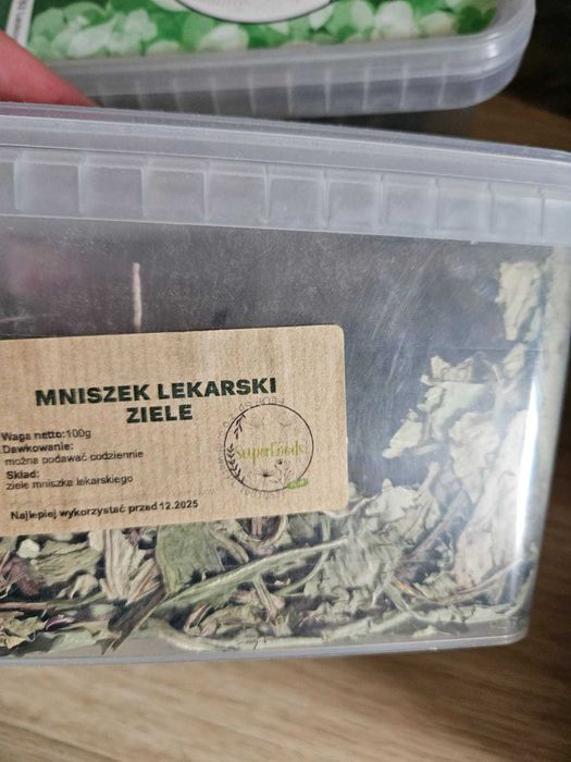 Sprzedam dla królika: karmę, zioła, siano, pelet. Są to rzeczy zaczęte. Królik nasz odszedł i sporo rzeczy zostało.