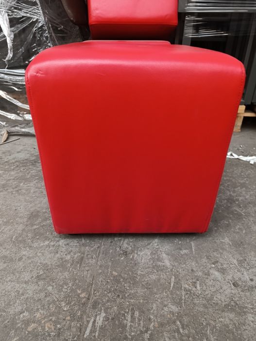 Пуфи червоного кольору