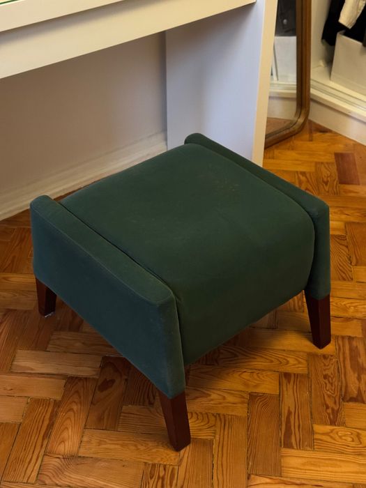 Banqueta antiga estofada em veludo verde