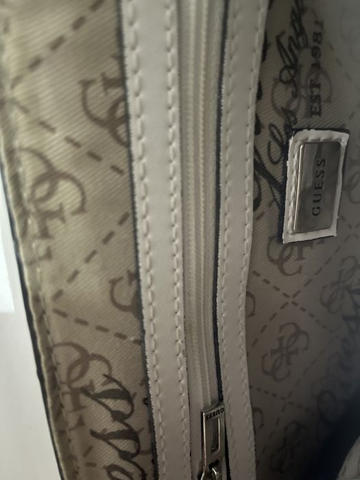 Bolsa Guess preta e branca