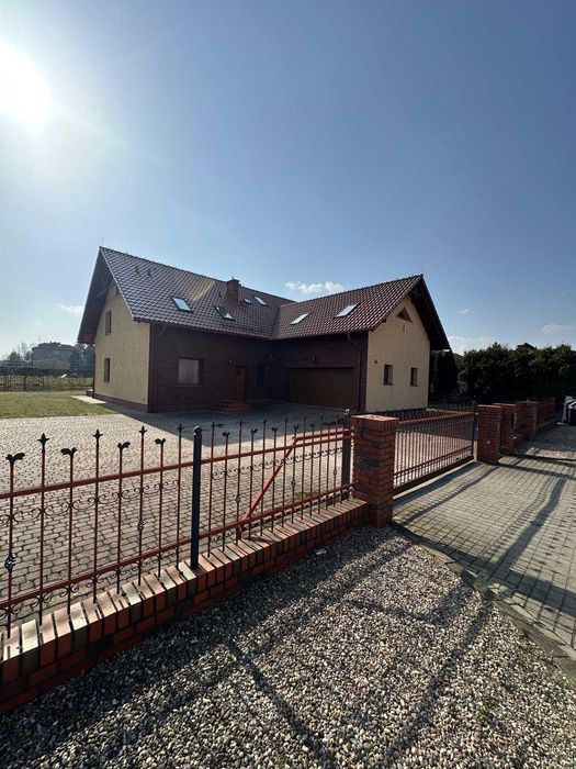 DOM 280 m 2 garaże 3 łazienki