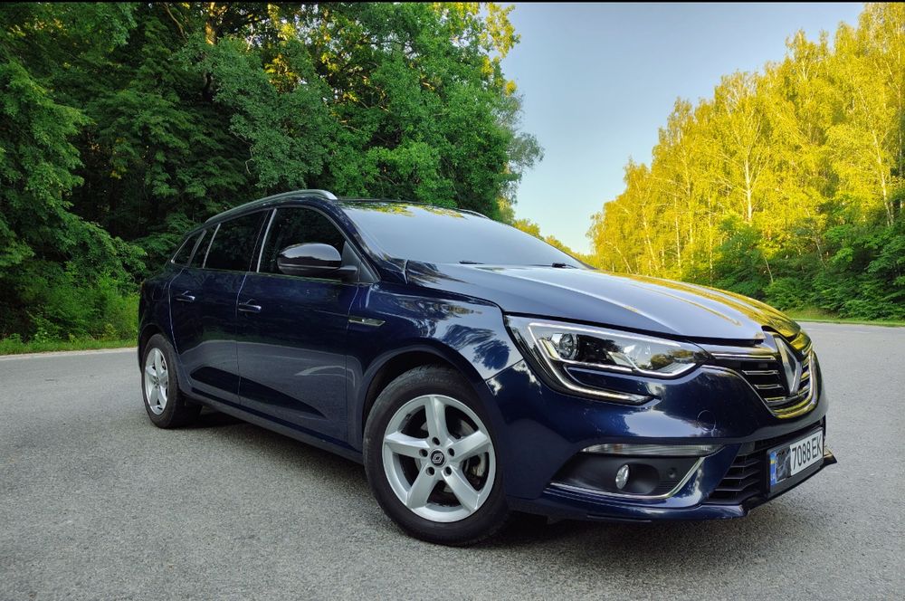 Продам Официальный автомобиль.