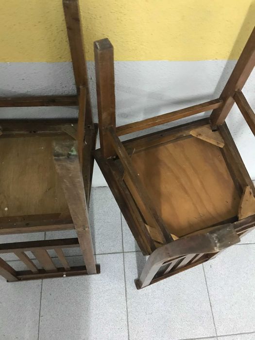 Cadeiras antigas para aulas de restauro