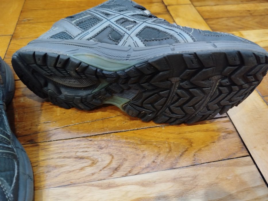 Продаю кросівки asics