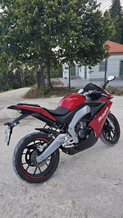 Malaguti rst 125 Desportiva com 2 capacetes alarme e luvas