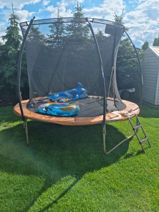 Trampolina ogrodowa dla dzieci