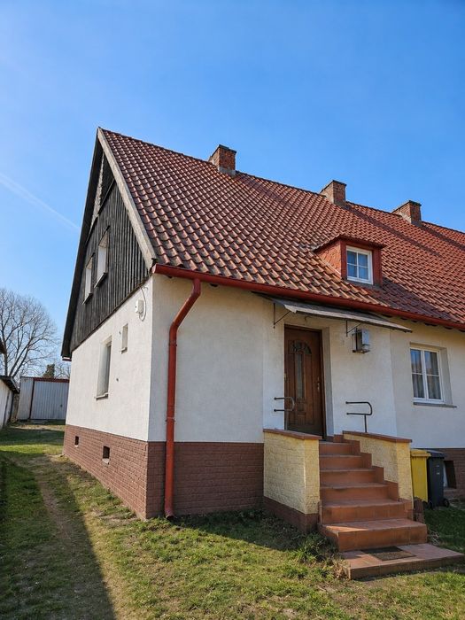 Dom w zabudowie szeregowej w Piotrowicach – 87 m², działka 270 m², garaż i piwnica 46 m²