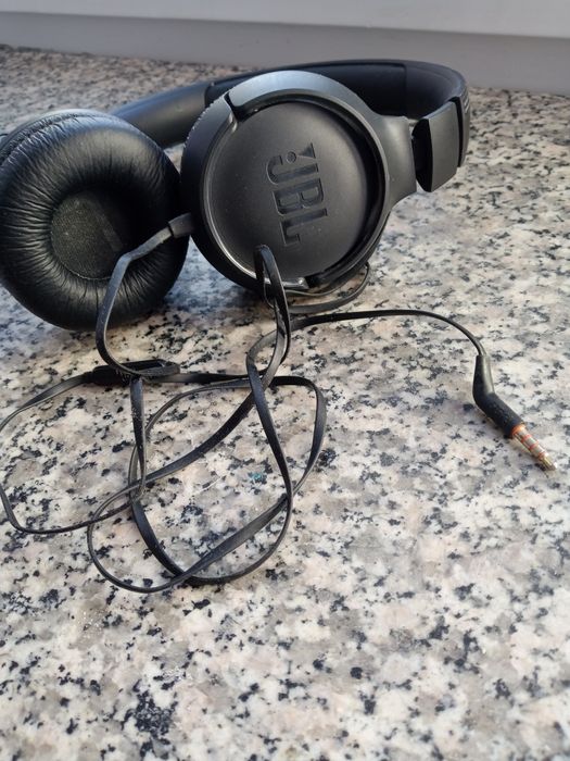 Czarne słuchawki JBL.