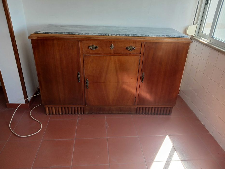 Vendo Aparador com tampo de Granito.