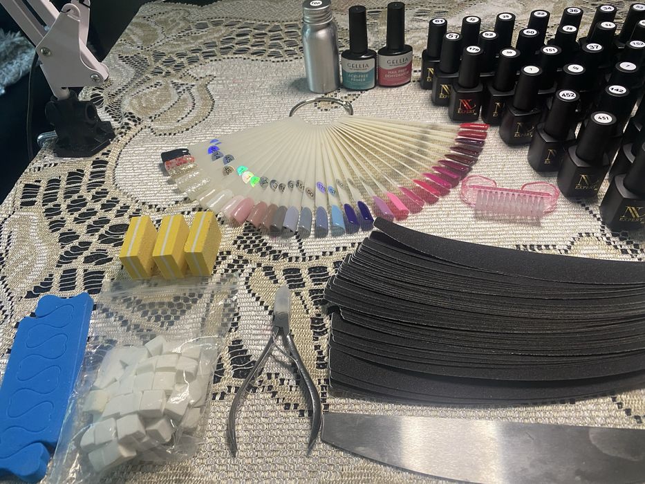 Zestaw do robienia paznokci ( 95% nowy)