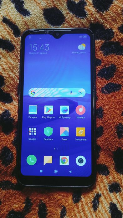 Продам телефон, тріснутий екран, а так все працює