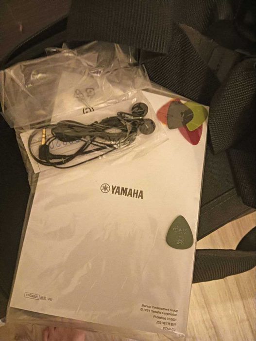 YAMAHA SLG200S CRD - silent electro acoustic CRIMSON RED BURST