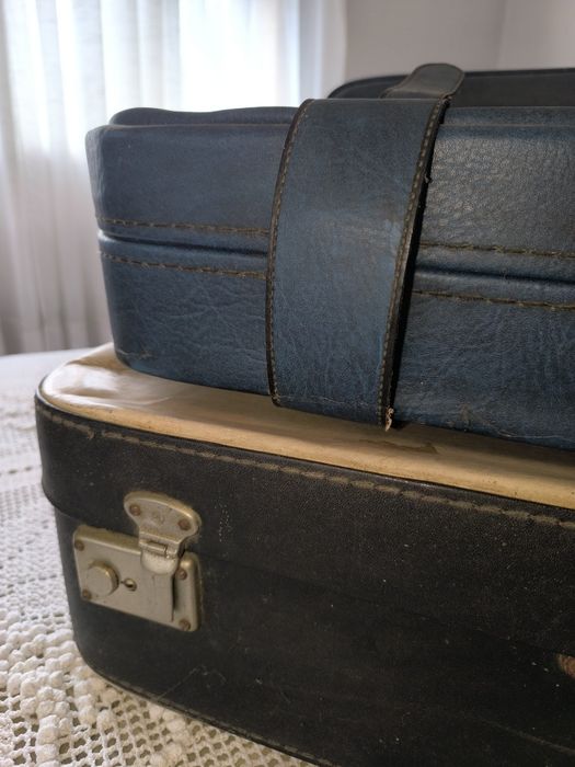 Lote de 2 malas antigas de viagem em couro.. Tem cerca de 60 anos