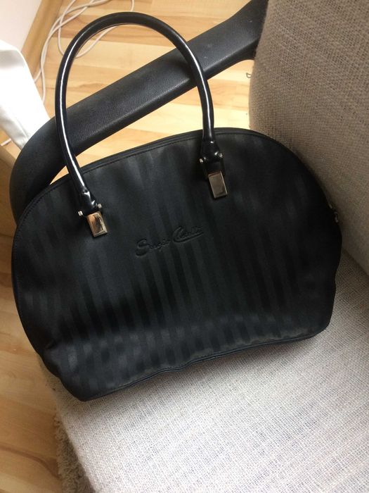 czarna torebka do ręki w paski